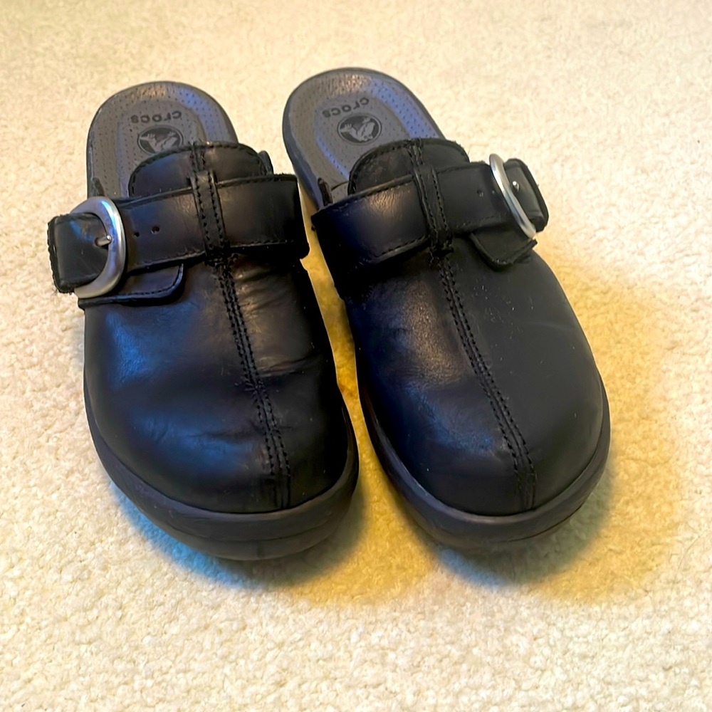 Crocs cobbler leather buckle clogs Sz 7 Black adjustable strap chunky heel